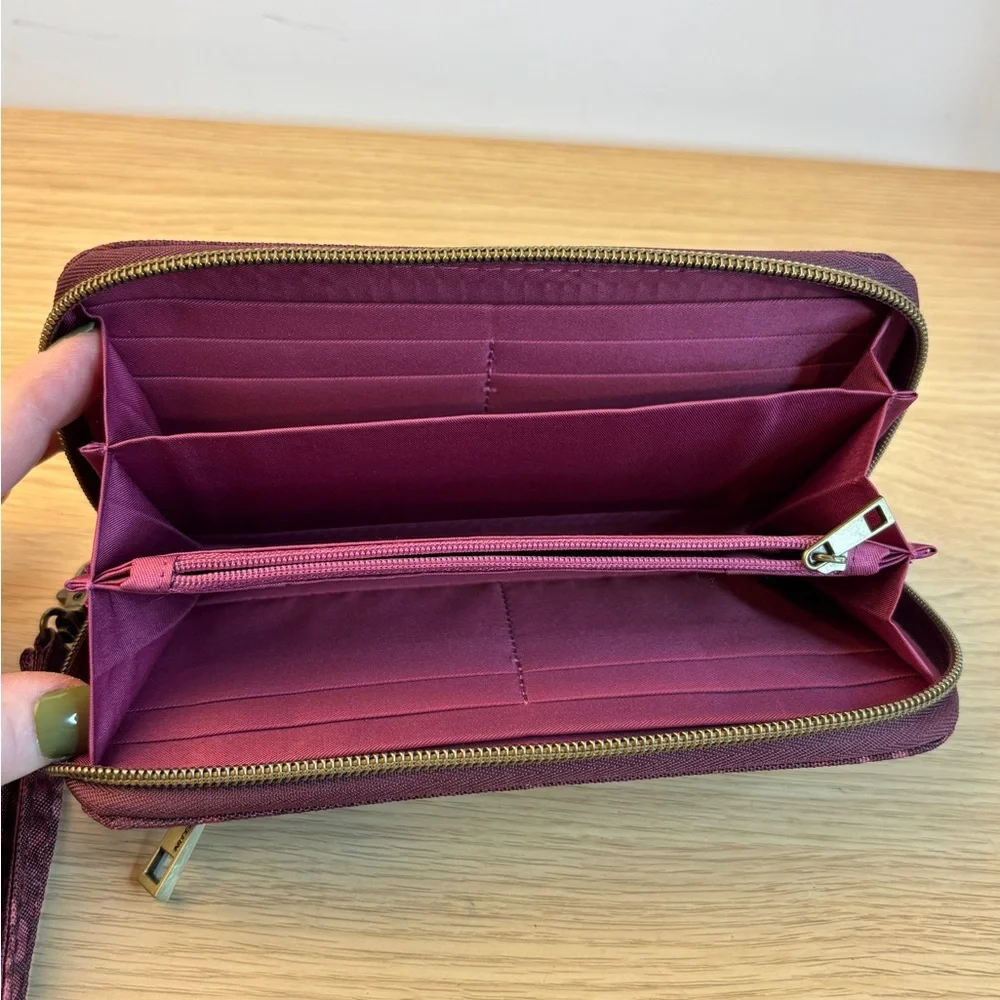 Travelon Zip‎ Around Wristlet Wallet Berry Purple Leopard Floral Print RFID